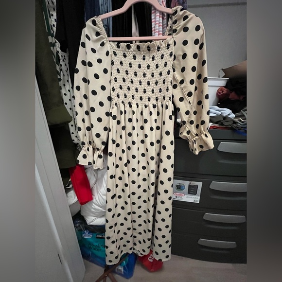Dresses & Skirts - Polka dot dress with puffy sleeves